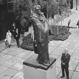 Lotte Jacobi, Edward Steichen devant le Balzac de Rodin dans la cour du Museum of Modern Art de New York, vers 1960, [Ph.13156]
