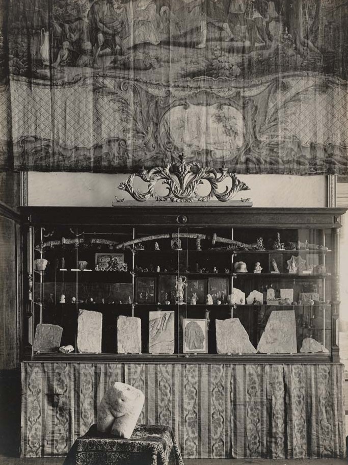 Vitrine du musée de Biron