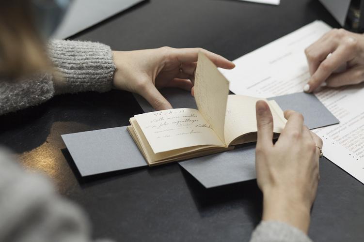 Personne feuilletant un carnet de Rodin