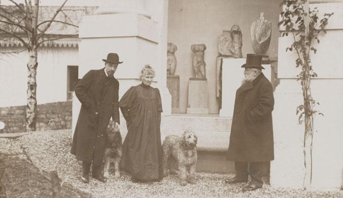 Rodin, Rose, Rilke dans le jardin de Meudon en compagnie de deux chiens, [S.1380] Crédits photo : Musée Rodin - Photo : Albert Harlingue