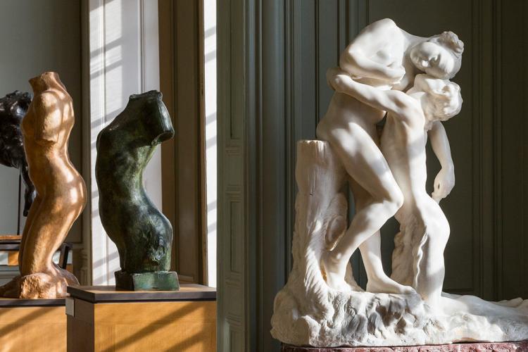 Camille Claudel, Sakountala, 1905, marbre blanc sur socle en marbre rouge