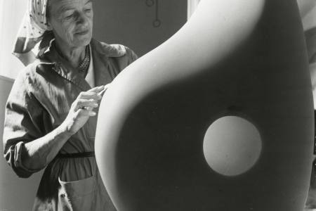 Barbara Hepworth taillant une oeuvre au Palais de Danse