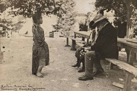 Rodin assis sur un banc, dessinant une danseuse cambodgienne