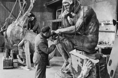 Robert Doisneau, Fonte du Penseur dans l'atelier Rudier à Malakoff