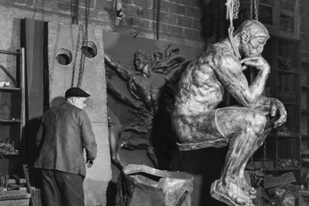 Robert Doisneau, Fonte du Penseur dans l'atelier Rudier à Malakoff