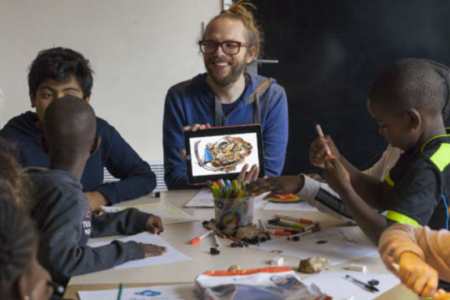 L'artiste Barthélémy Antoine-Loeff explique l'activité aux participants