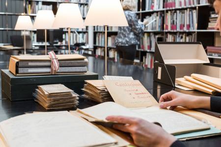 Consultation d’archives historiques au centre de recherche