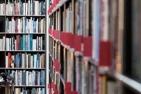 Rayonnages de livres en salle de lecture