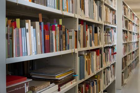 Rayonnages de la bibliothèque du musée Rodin