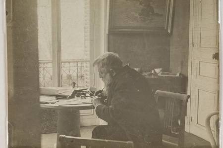 Rodin dans son petit salon à Meudon, vers 1905-1910 (Ph.18321)