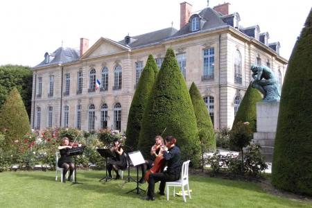 Animation musicale dans la roseraie