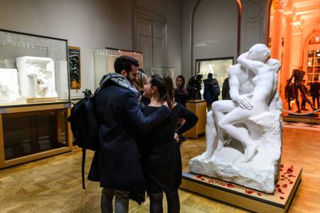 A couple in front of Rodin's Kiss