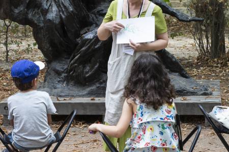 Atelier de dessin dans le jardin de sculptures