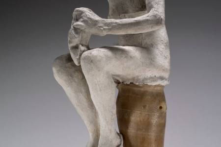 Femme nue assise sur un vase à anses