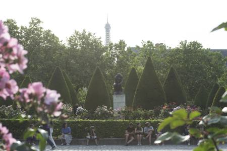 Le Penseur à la tombée de la nuit