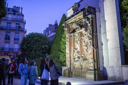 La Porte de l'Enfer à la tombée de la nuit