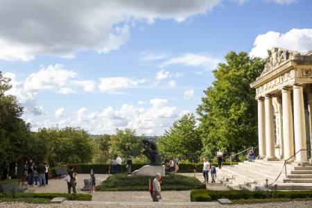 Le Penseur et la façade du château d'Issy 