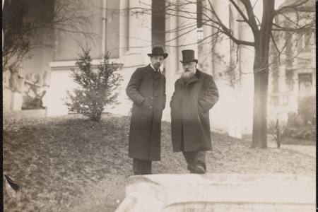 Rainer Maria Rilke et Auguste Rodin devant le péristyle du Pavillon de l’Alma à  Meudon en 1906